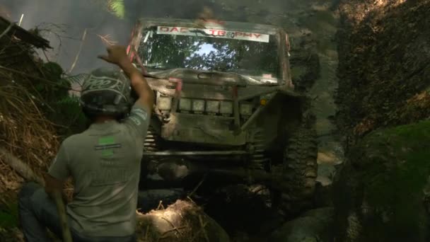 Coche Todoterreno Conduciendo Sobre Rocas Bosque — Vídeo de stock