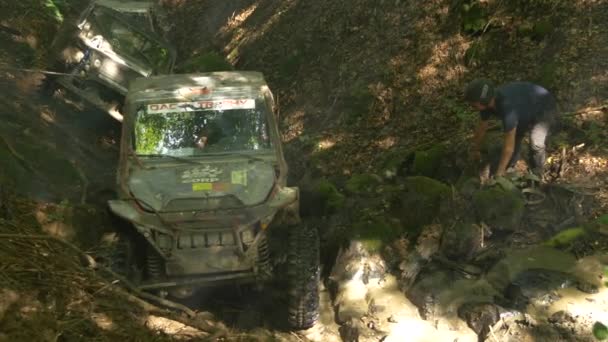 Coche Tratando Pasar Por Encima Rocas Bosque — Vídeos de Stock