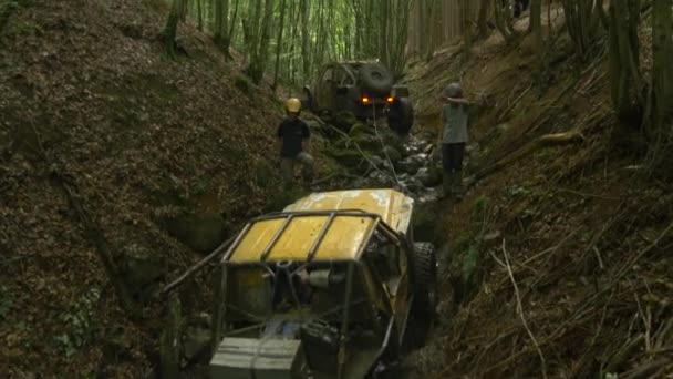 Samochód Offroad Jazdy Skałach Lesie — Wideo stockowe