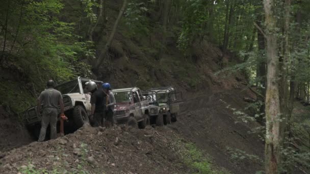 Offroad Arabaları Ormanda Mahsur Kaldı — Stok video