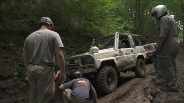 Des Hommes Réparant Une Voiture — Video