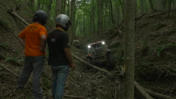 Offroad Auto Projíždějící Přes Kmen Stromu — Stock video