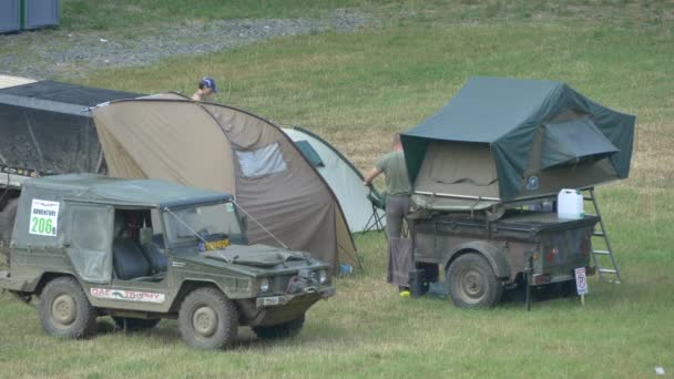 Палатки Припаркованные Машины Лагере — стоковое видео