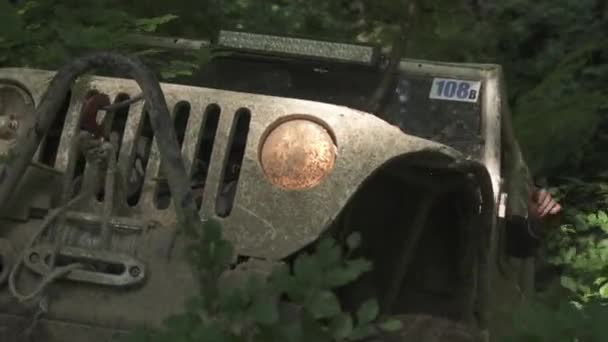 Muddy Voertuig Rijden Tussen Struiken — Stockvideo