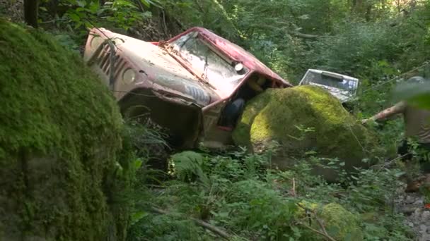 Coche Atascado Cerca Rocas Bosque — Vídeo de stock