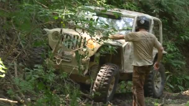 Offroad Auto Rijden Het Bos — Stockvideo