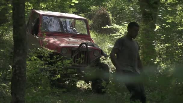 Geländewagen Steckt Wald Fest — Stockvideo