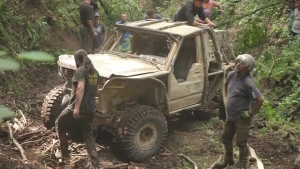 Männer Und Ein Geländewagen Wald — Stockvideo