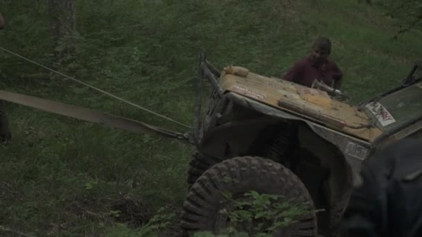 Carro Offroad Ser Rebocado — Vídeo de Stock