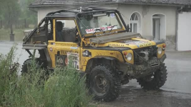 Deszcz Spadający Samochód Offroad Ulicy — Wideo stockowe