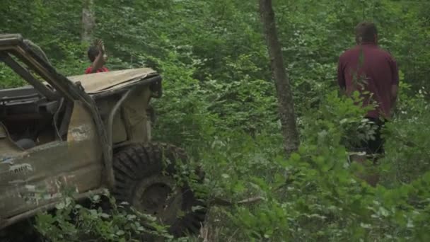 Coche Remolcado Bosque — Vídeo de stock