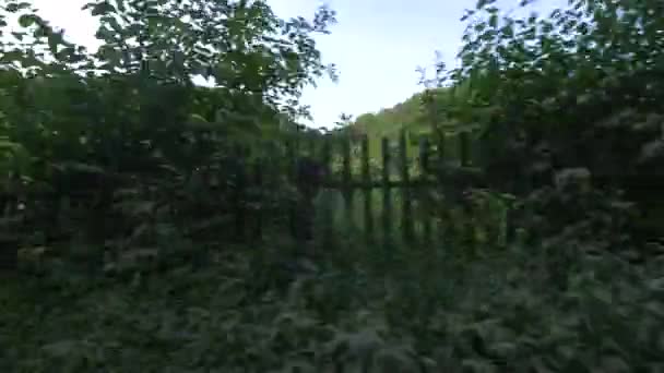 从汽车上看到的木制栅栏和花园 — 图库视频影像