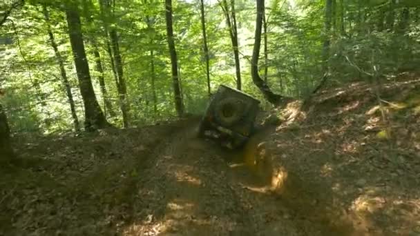 Véhicule Roulant Sur Une Route Forestière — Video