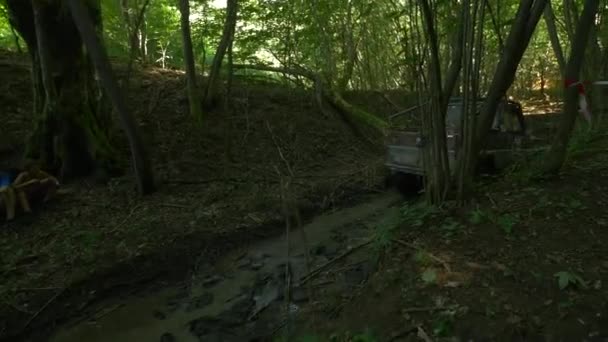 Vehículos Conduciendo Manantial Montaña — Vídeo de stock