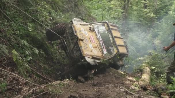 Offroad Carro Derrapando Uma Ravina — Vídeo de Stock