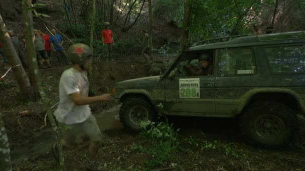 Offroad Vagonu Ormanda Sıkıştı — Stok video