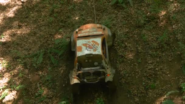 在峡谷上拖曳的车辆 — 图库视频影像