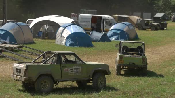 帐篷和停放在营地里的汽车 — 图库视频影像