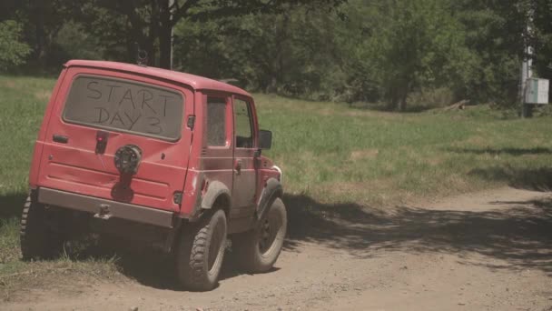 Voiture Hors Route Rouge Garée Sur Une Route Campagne — Video