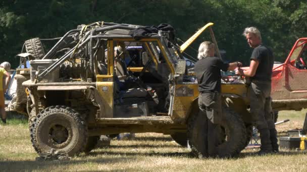 Homens Lado Carro Offroad — Vídeo de Stock