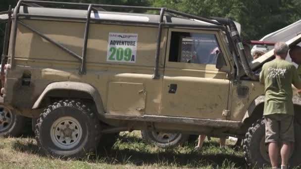 Homens Que Consertam Motor Carro Offroad — Vídeo de Stock