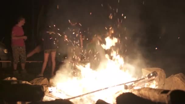 人们坐在篝火边的长椅上 — 图库视频影像