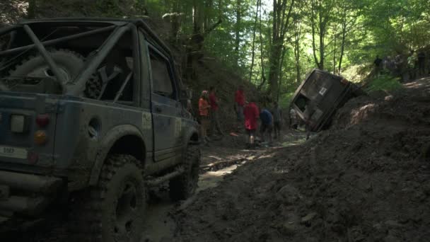 Felborult Autó Erdőben Egy Offroad Rendezvényen — Stock videók