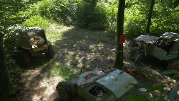 Alto Ángulo Coches Todo Terreno Bosque — Vídeo de stock