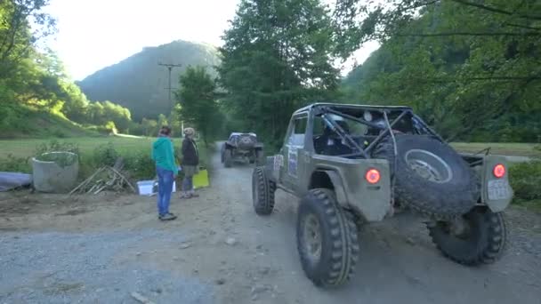 Women Giving Instructions Offroad Cars Drivers — Stock Video