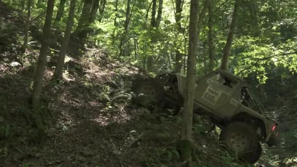 Geländewagen Bleibt Einer Schlucht Stecken — Stockvideo