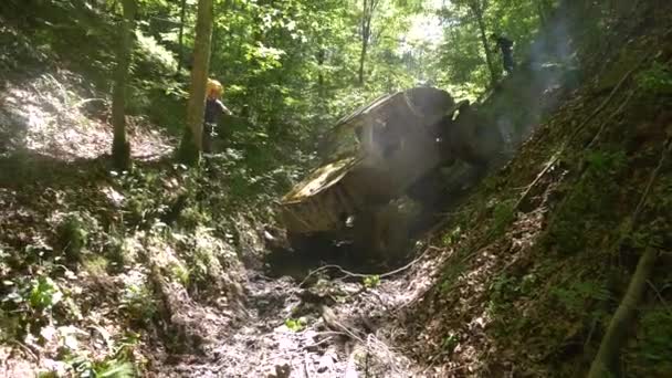 Człowiek Dostarczający Instrukcje Dla Samochodu Utkniętego Wąwozie — Wideo stockowe