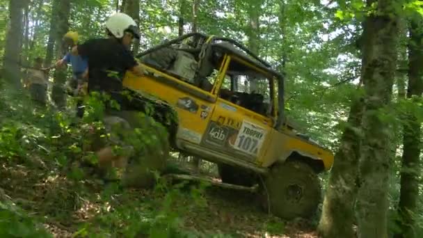 People Guiding Offroad Car Forest — Stock Video