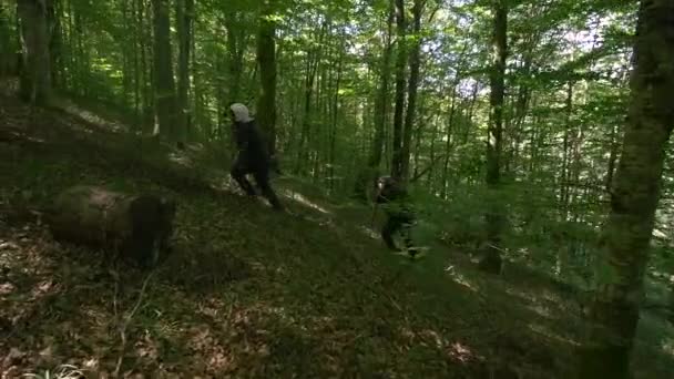 Zwei Männer Ziehen Wald Einem Seil — Stockvideo