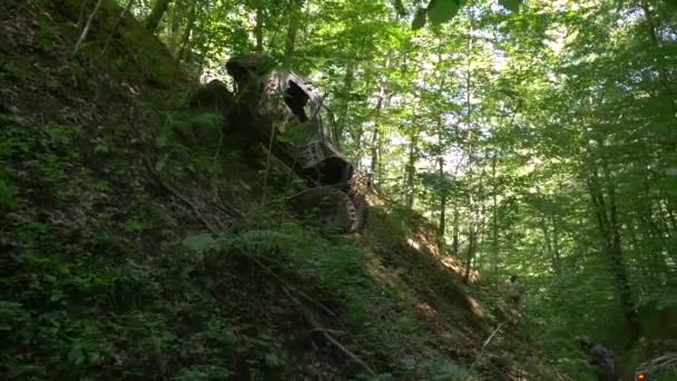 越野车在陡峭的峡谷上缓慢行驶 — 图库视频影像