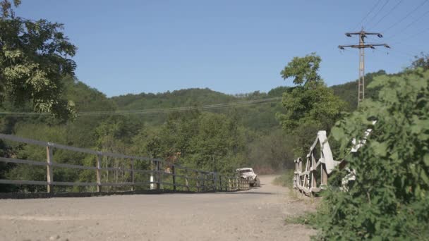 Offroad Bil Kör Bro — Stockvideo