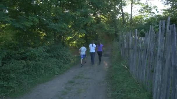 Hombres Niños Caminando Por Camino Rural — Vídeo de stock