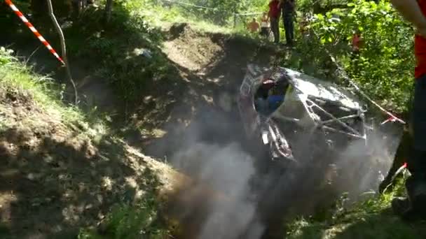 Biały Samochód Offroad Lesie — Wideo stockowe