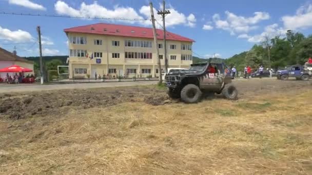 Offroad Carro Dirigindo Uma Estrada Pavimentada — Vídeo de Stock