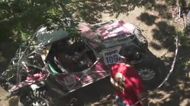 Conducción Offroad Una Pendiente — Vídeo de stock