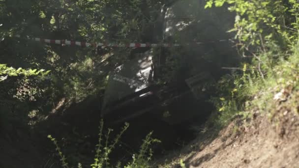 Auto Fährt Bei Offroad Veranstaltung Auf Einen Erdhügel — Stockvideo