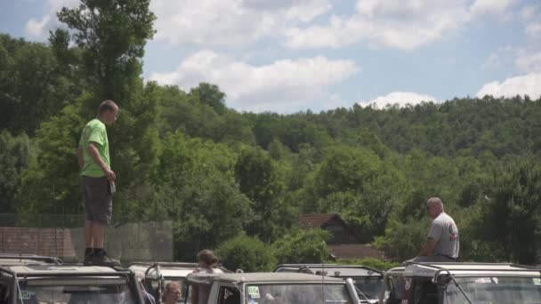 Dos Hombres Sentados Coches — Vídeo de stock