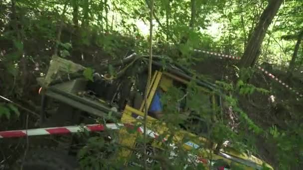 Coche Conduciendo Ladera Camino Forestal — Vídeos de Stock