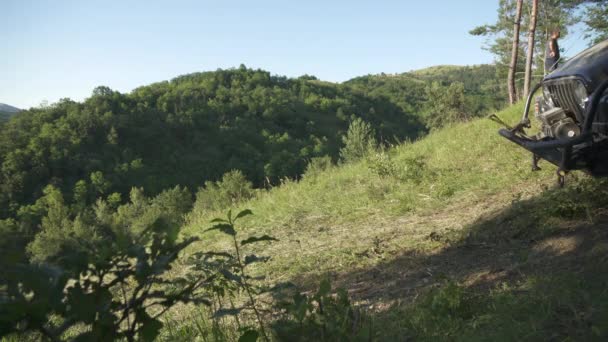 Offroad Carro Dirigindo Uma Encosta — Vídeo de Stock