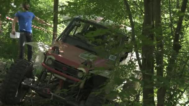 Offroad Auto Rijden Het Bos — Stockvideo