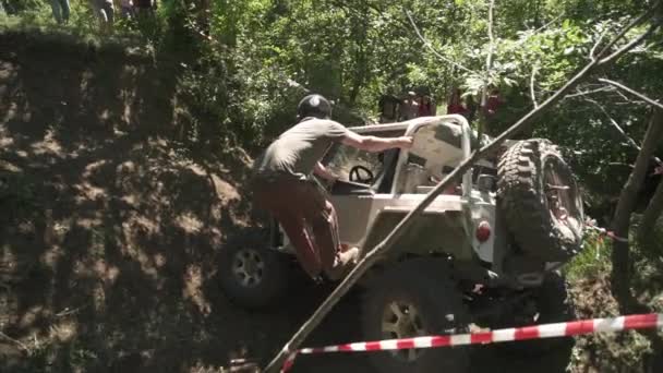 Coches Todoterreno Conduciendo Montículo — Vídeo de stock