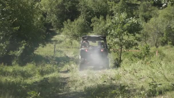 Geländewagen Fährt Auf Einer Wiese — Stockvideo