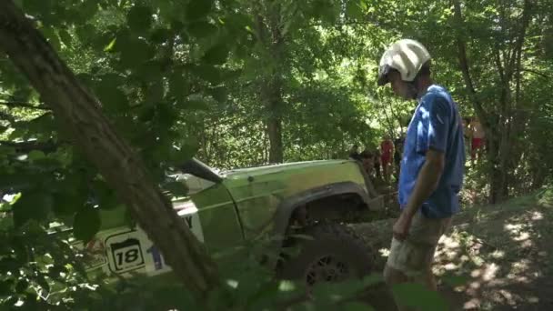 Man Geeft Indicatie Aan Een Terreinwagenchauffeur — Stockvideo