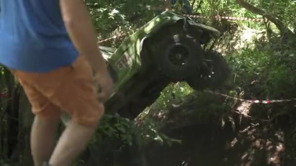 Offroad Carro Preso Floresta — Vídeo de Stock