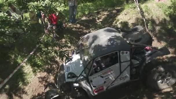 Coche Todoterreno Conduciendo Bosque — Vídeo de stock