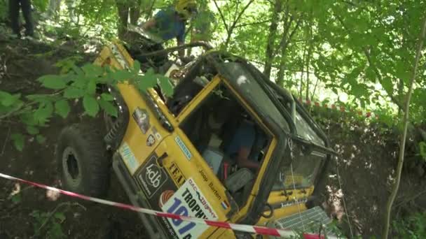 Offroad Autó Beragadt Erdőben — Stock videók